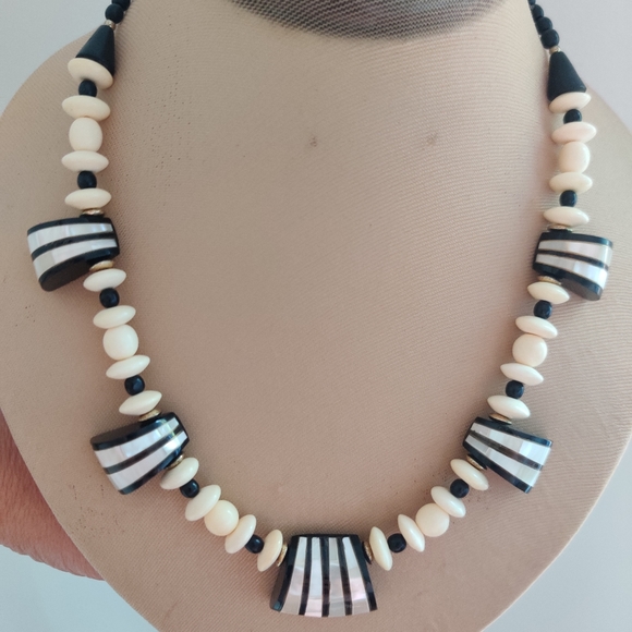 Vintage Artisan Geometric necklace Bone, wood, abalone - Picture 11 of 14